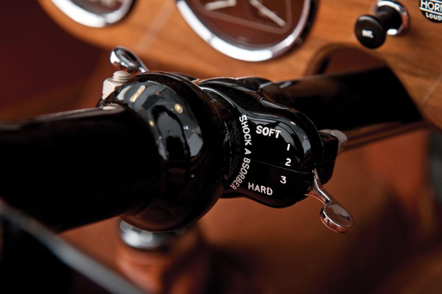 Детали интерьера Lagonda LG6 Rapide Drophead Coupe 1938 года  (фото 2 из 40)